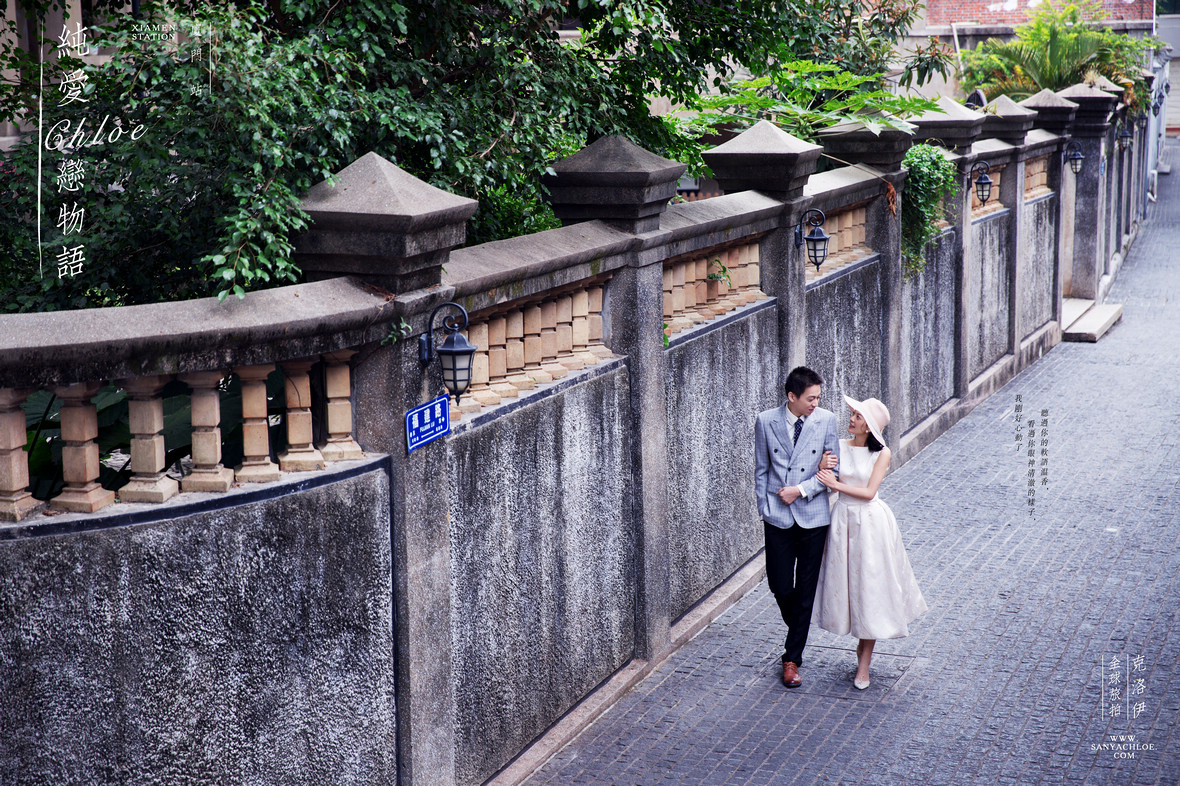 踏着轻快的脚步而我们悄悄路过用着羞涩的言语它们默默呢喃风絮语着