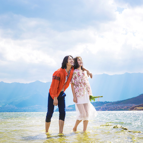 绘诗册，花样青春