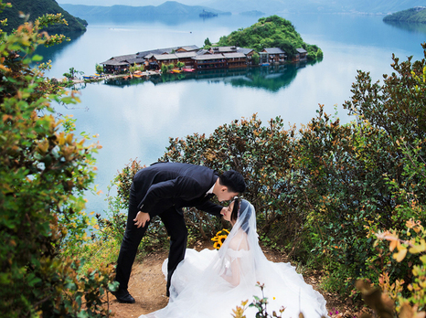 慢下来,去沪沽湖拍一组婚纱照