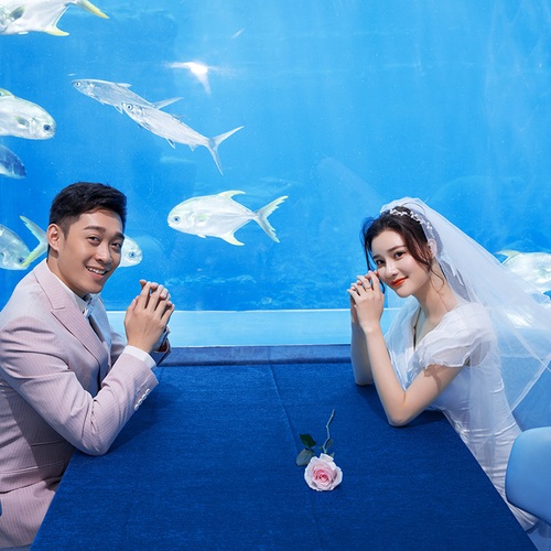 覃先生&李女士