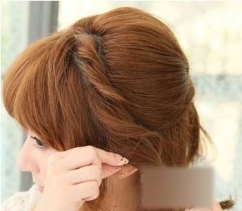短发伴娘发型图片第三步:抓起一侧的头发同样扭转的方式做造型