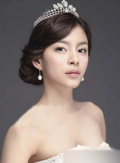 新娘盘发发型图片赏析 韩式皇冠的点缀彰显出高贵的典雅