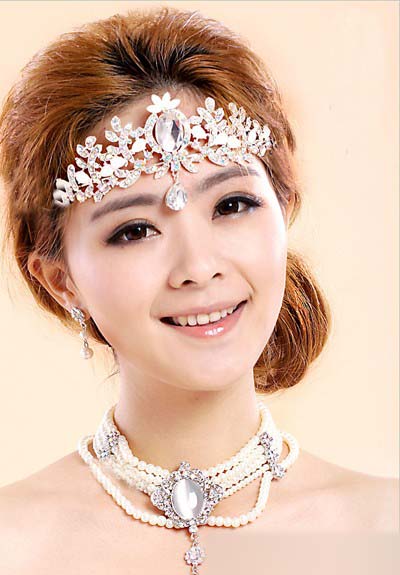 新娘盘发发型图片赏析 韩式皇冠的点缀彰显出高贵的典雅